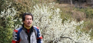 [조용호의 나마스테!] 오토바이로 섬진강 누비며 야생화 사진 찍는 이원규 시인