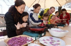 “맛있는 진달래 화전 부쳐요”