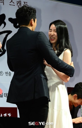 [포토] 임지연, '송승헌과 포옹에 싱글벙글'