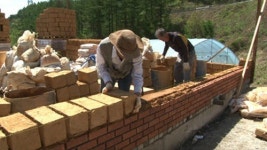 황토 벽돌로 ‘건강한 흙집’ 만드는 사람들