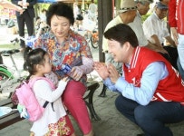 “무조건 1번이 된다 안 카나” “갱제가 엉망인데 머라카노”