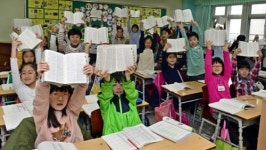 학생 손 닿는 곳 어디나 사전 비치… “집에서도 단어 찾아요”