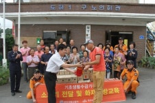 천안서북소방서, 성환읍 도하1리 마을주민에 소화기 전달