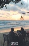 바닷가 그네 타는 소녀… ‘해변의 연인’ 꿈꿀까