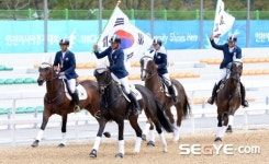 [포토] 인천아시안게임 승마 종합마술 단체 금메달