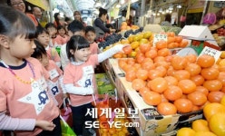 전통시장서 장보기 나선 ‘어린이 손님들’