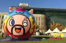 서울광장 초대형 돼지 풍선, 대형오리를 위협하는 대형돼지.기부까지 가능한 착한 팝아트 작품