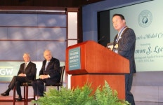 배우 이필립 부친 이수동 STG회장 美GW大 총장 메달 받아