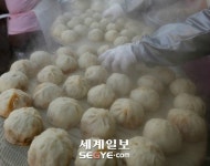 [김현주의 일상 톡톡] 따끈한 만두…오빠 한 입, 나 한 입
