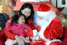 [렌즈로보는세상] 아이 달래는 산타