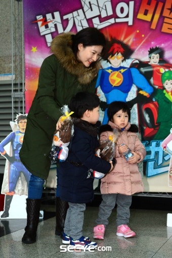 [포토] 이영애 '쌍둥이 남매와 번개맨 보러 왔어요!'