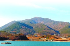 [여행] 우람한 산, 한적한 어촌 고이 품었네