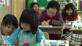 할머니 넷·다문화 주부 둘… 어느 초등교실