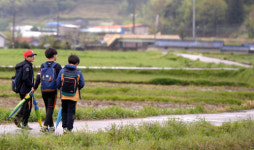 나는 옴천초등학교에 다닌다
