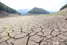 가뭄으로 거북등 처럼 갈라진 소양강댐 상류