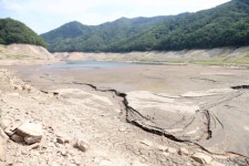 가뭄으로 거북등 처럼 갈라진 소양강댐 상류