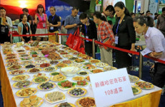 中 맛있어 보이나요? 돌로 만든 ‘연회음식 모형
