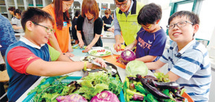 교내 텃밭서 수확한 싱싱채소