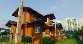 도심 아파트 사이 어머니 품 같은 흙집