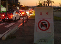 곳곳서 실랑이… 주말 한강 주차장은 난장판