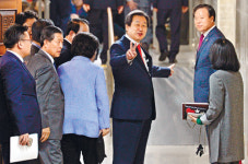 고비 때마다 고개 숙이던 김무성… 이번엔 마이웨이 태세