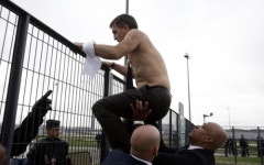 구조조정에 성난 노조원들…본사 급습해 경영진 공격