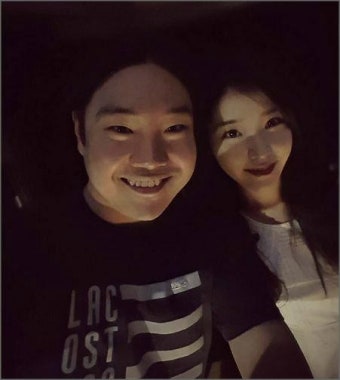 아이유 스물셋, 유재환과 다정한 사진 공개…“이 세상 가장 빛나는 STAR와 처음이자 마지막으로 제일 가까운 거리일겁니다.” 폭소