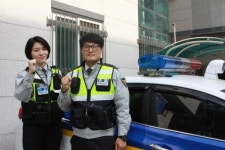[단독] 한밤 주차장 도로 샅샅이 뒤져 결혼 다이아반지 찾아준 경찰