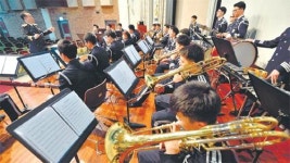경찰 제복을 입고 특별한 힐링콘서트