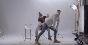 타악기 연주자, 엉덩이 두드리며 기부하세요