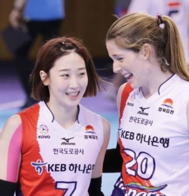 고예림, 시크라와 환한 미소 사진 눈길 ‘연예인이야 배구선수야’ | 포토뉴스
