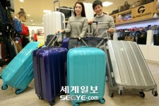 [포토] 롯데마트 울트라 라이트 여행가방 세트 출시