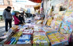 [포토] 신학기 앞두고 문구·완구 종합시장 학생들