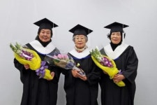 팔순 칠순 할머니 삼총사 “석사학위 땄어요”