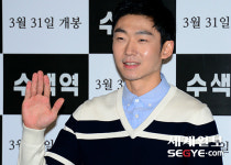 [포토] 이진성, `다정한 손인사`