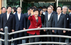 박 대통령 이번엔 부산행… 선거개입 논란