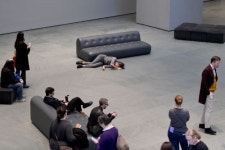 죽은 거 아닙니다, 이건 예술이에요