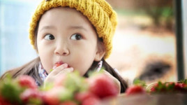 정시아 딸 백서우, 딸기 먹방 포착 딸기 많이 먹었서우~