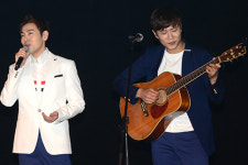 트로트계에 젊은 男듀엣 두스타 탄생…데뷔 쇼케이스 성황