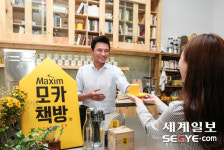 화창한 봄, 책방지기 황정민 성수동 골목 방문한 까닭은?