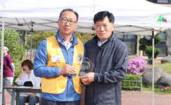 10년째 교문앞 출근 ‘어린이 등굣길 지킴이’
