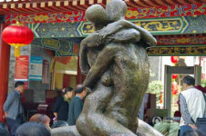 中 초등학교 앞 성행위 묘사한 동상 세워져