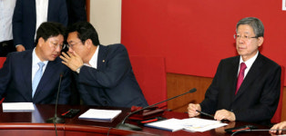 귀엣말…