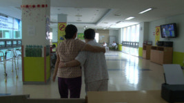 아픈 삶 보듬는 요양병원의 숨 가쁜 24시