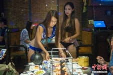 관광지 비키니 서비스 호불호…세차장, 레스토랑, 승무원