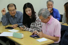 어르신들 스마트폰 어려워 마세요
