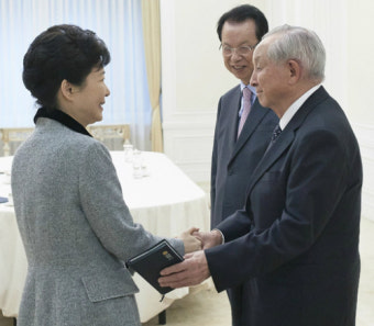 2선 퇴진도… 총리 지명 철회하기도… 속만 타는 靑