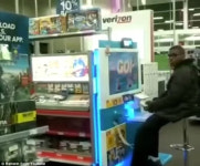 마트에서 매일 ‘데모 게임’하던 소년에게 게임기 선물한 직원들