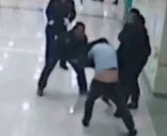 죽지도 않은 사람 서로 수습하겠다며 싸움질한 장의사들