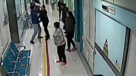 죽지도 않은 사람 서로 수습하겠다며 싸움질한 장의사들